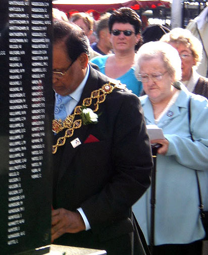 Lord Mayor lays a Wreath
