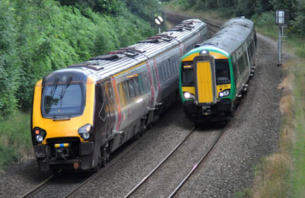 220 002 passes 172331 at Olton