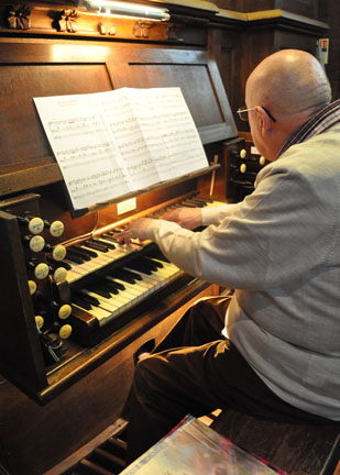 Organist - Eric Swindells