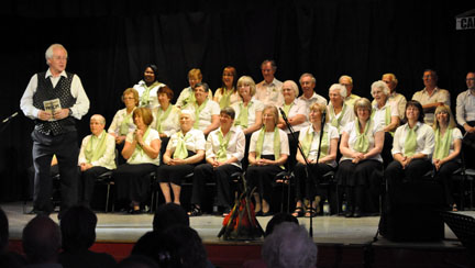 Roger Jones and the
        Inn Crowd Singers